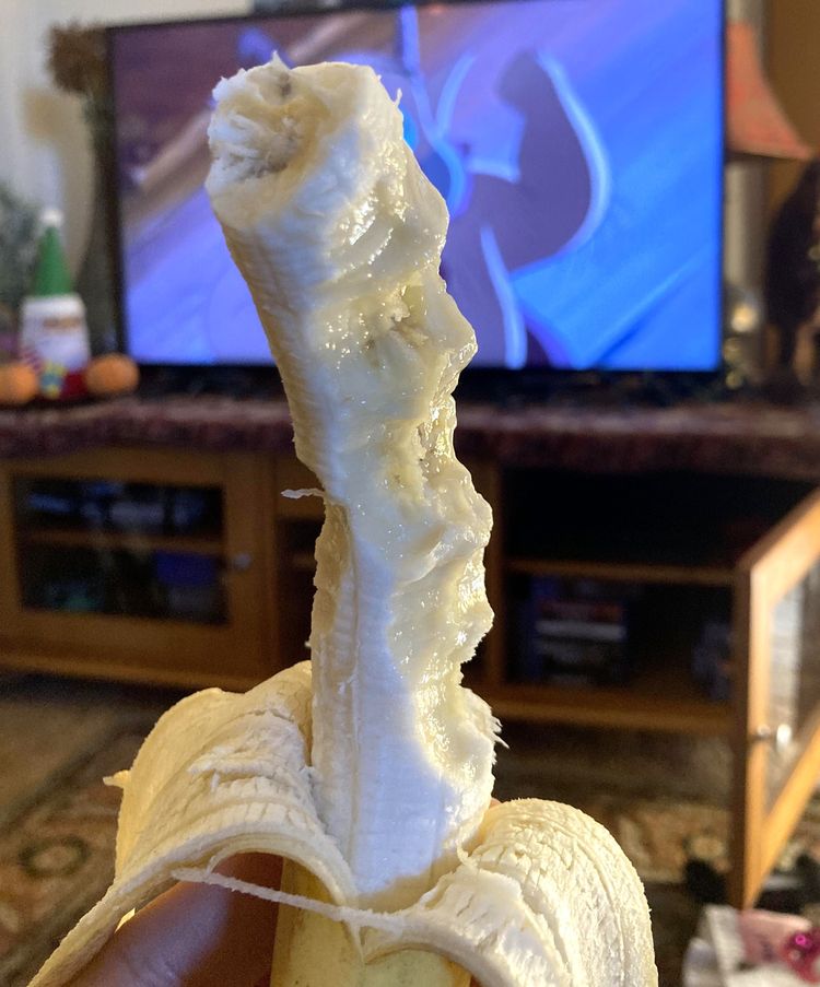 Банан обгрызен хаотично вдоль как кукуруза