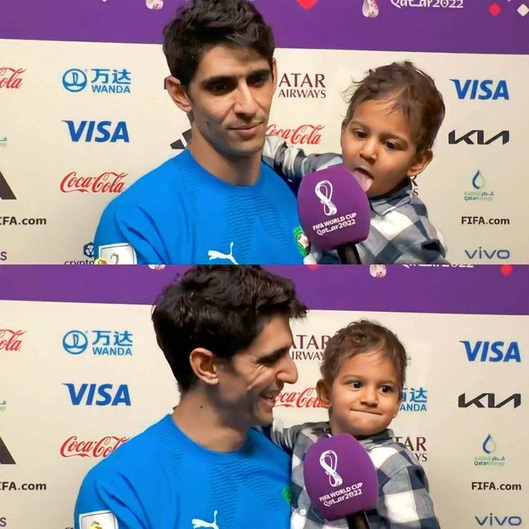 Мальчик лижет микрофон на пресс-конференции