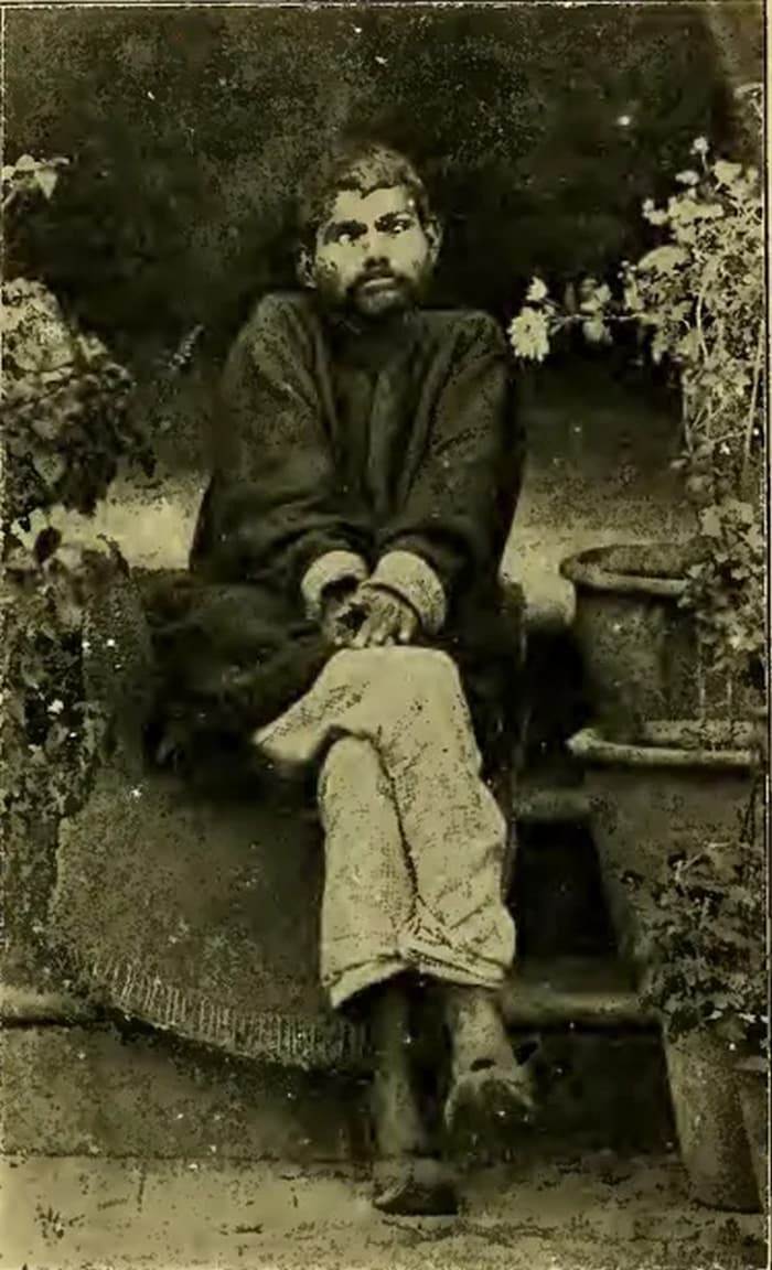 Мальчик воспитанный волками индия Дина Саничар сидит