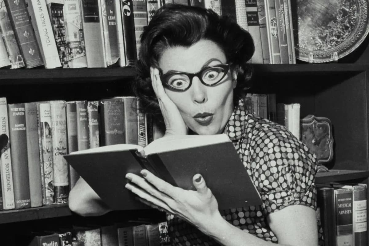 Женщина читает книгу ретро фото