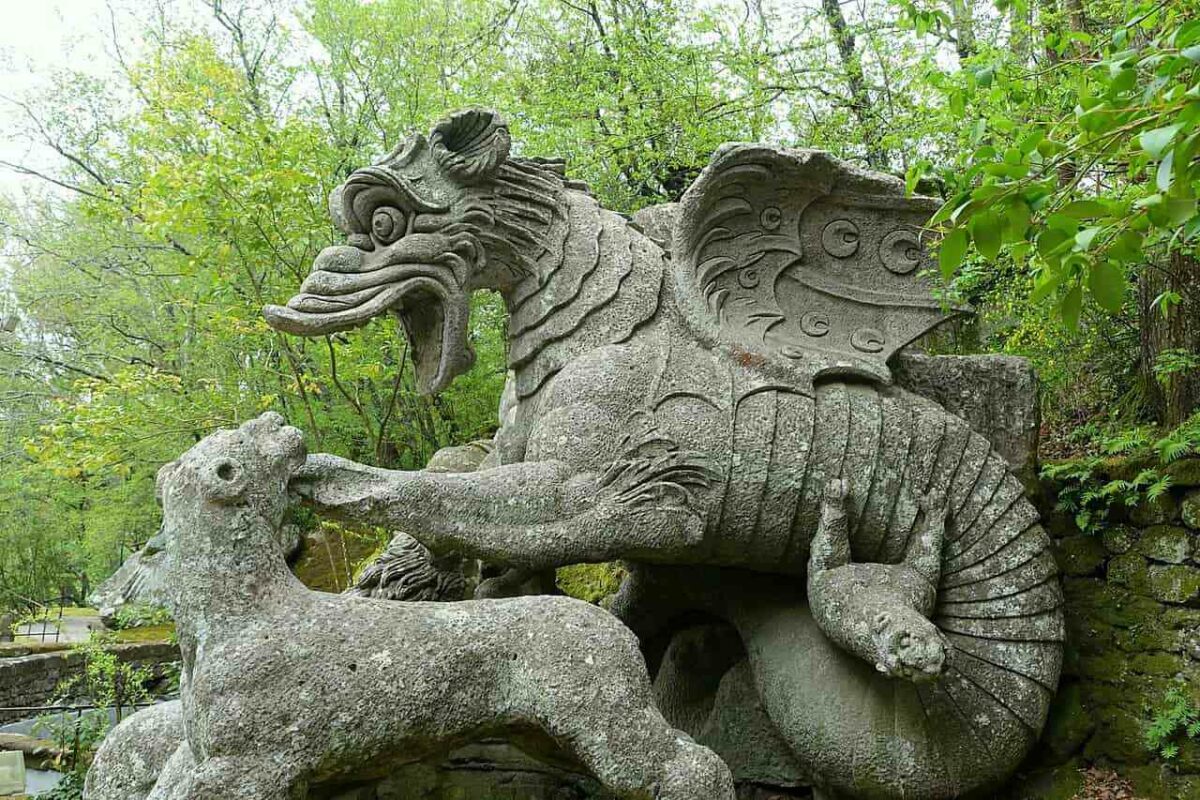 Дракон с львицей и львёнком в парке монстров Бомарцо &mdash; маньеристская скульптура XVI века