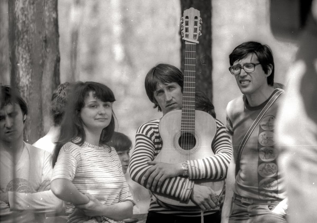 Молодой Олег Митяев - начало 80-х с гитарой  - автор песни Как здорово