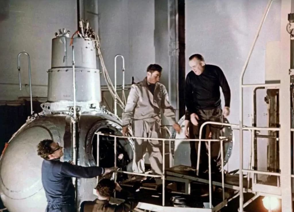 Сергей Королёв в монтажном цехе ОКБ-1