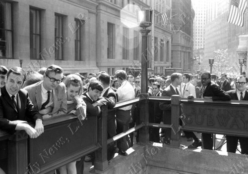 Толпа мужчин следует за Франсин Готтфрид на Уолл-стрит сентябрь 1968