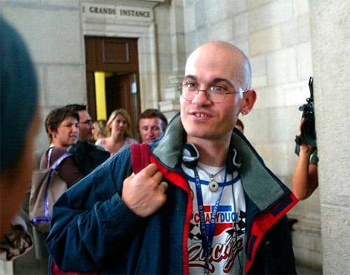 Фредерик Бурден с бритой головой