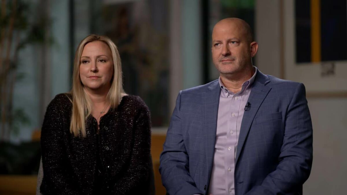 Родители Габби Петито Николь Шмидт и Джо Петито на интервью в студии