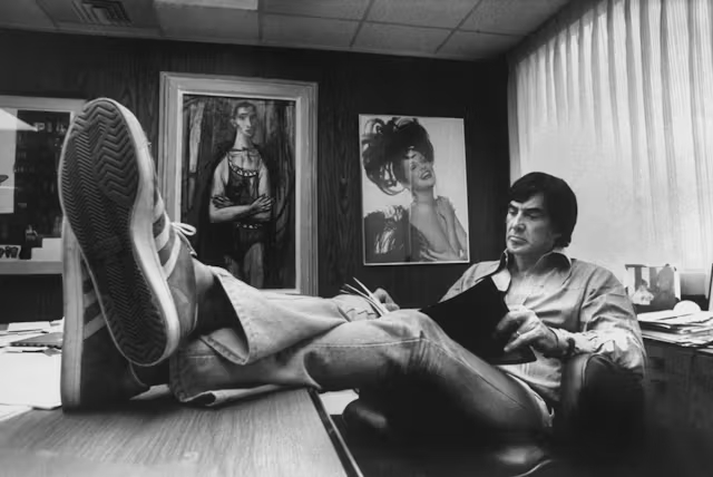 Джон Делореан сидит в кабинете с ногами на столе 1970-е годы