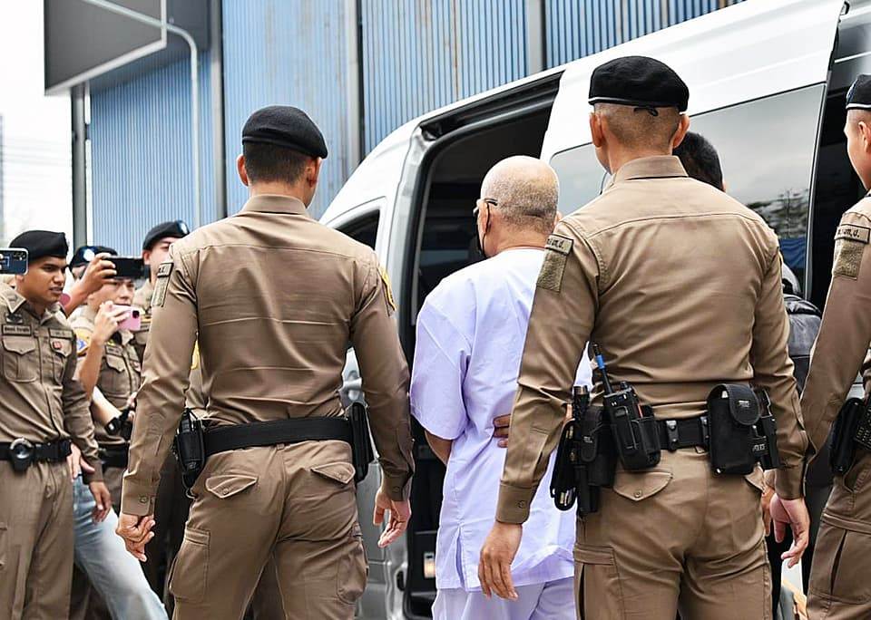 Арестованного буддийского монаха конвоирует полиция Таиланда