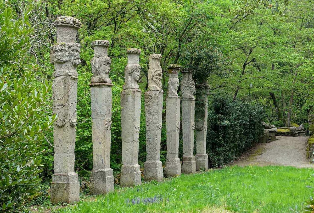 Аллея герм в парке Бомарцо &mdash; каменные столбы-маркеры Священного леса Орсини
