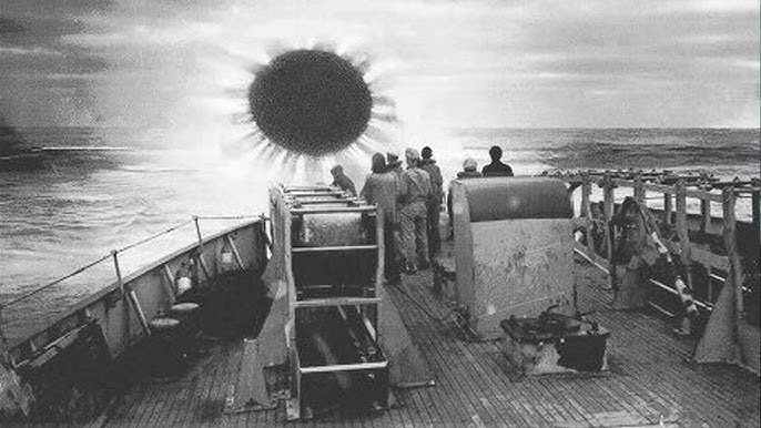 Кадр из фильма Филадельфийский эксперимент 1984 года эсминец в зеленом свечении