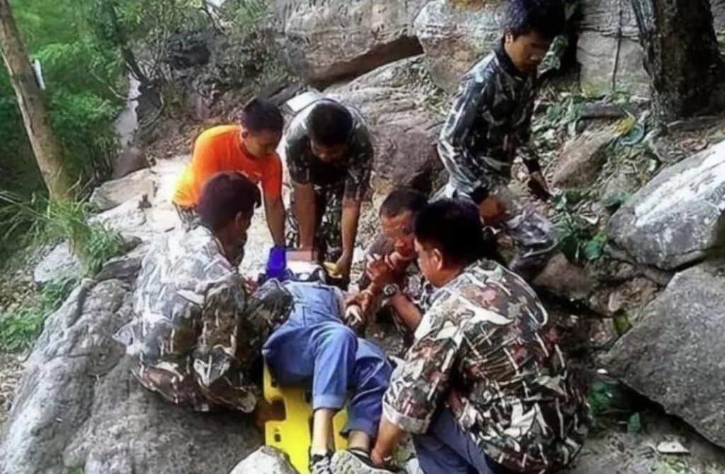 Спасатели эвакуируют Ван Нуаньнуань после падения с обрыва в Таиланде 2019