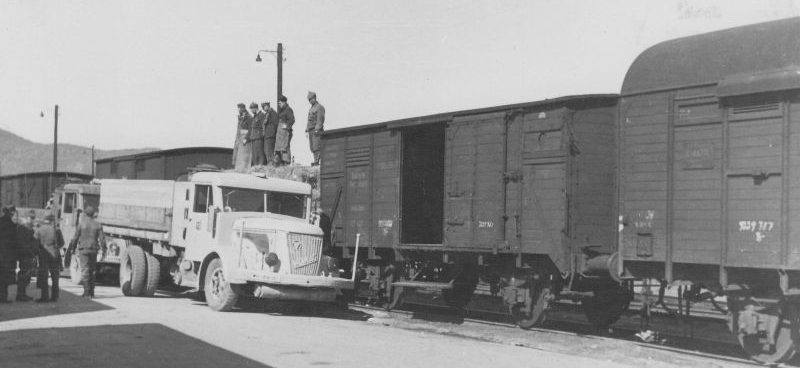 Пленные красноармейцы на разгрузке железнодорожных вагонов в Тронхейме. 1942 г