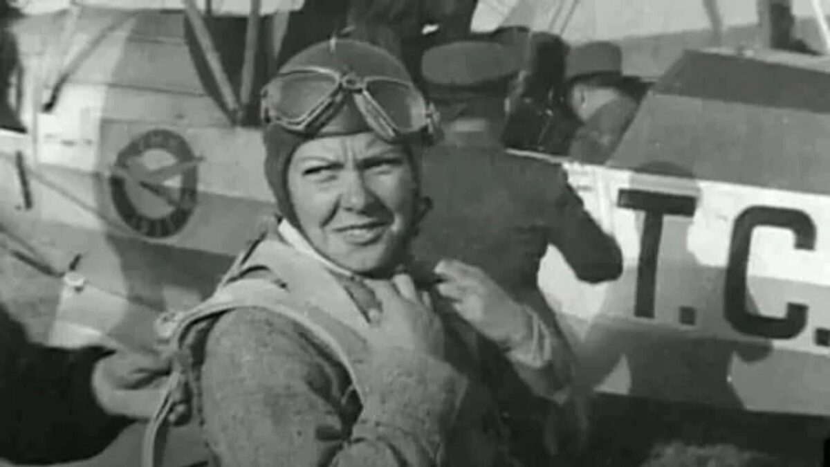 Сабиха Гёкчен у самолета в шлеме и очках