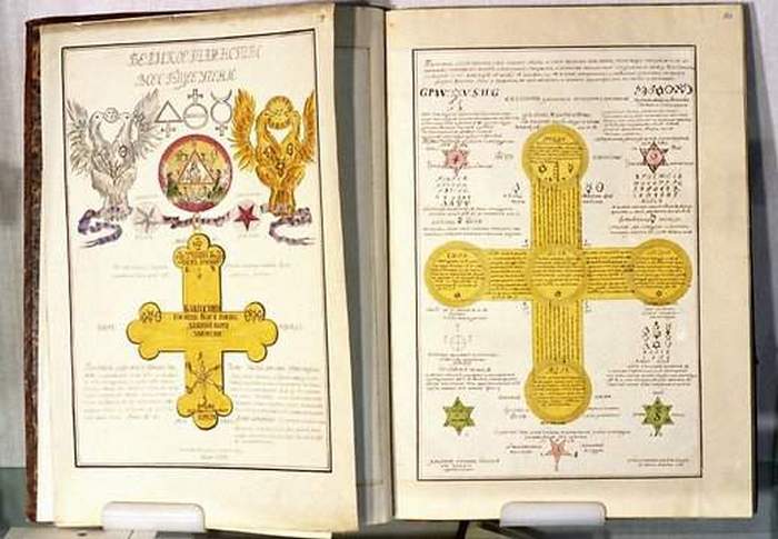 Розенкрейцерские книги с таинственными символами алхимии и герметизма