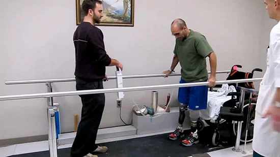 Жоао Силва учится ходить на протезах в госпитале