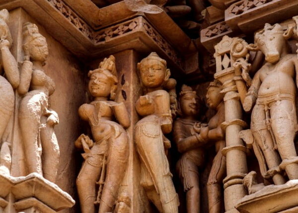 Храмы Кхаджурахо: зачем индийцы покрыли стены эротическими скульптурами?