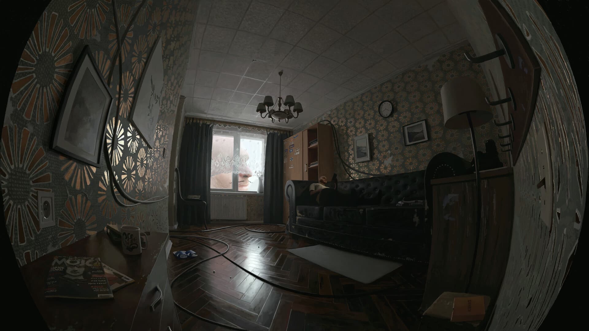 Странная фигура в окне панельного дома наблюдает за улицей