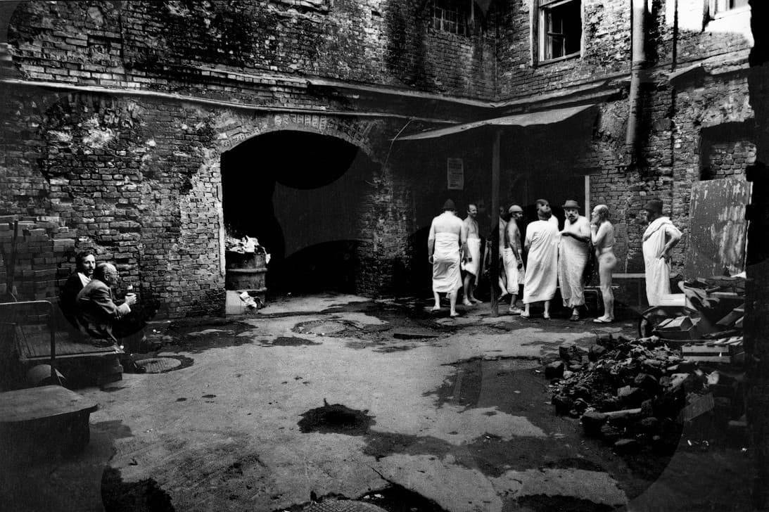 Дворик в Ленинграде черно-белая фотография Китаева 1988