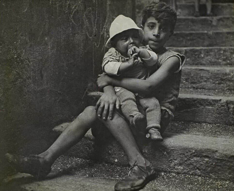 Мальчик с младенцем на руках 1933 год документальная фотография