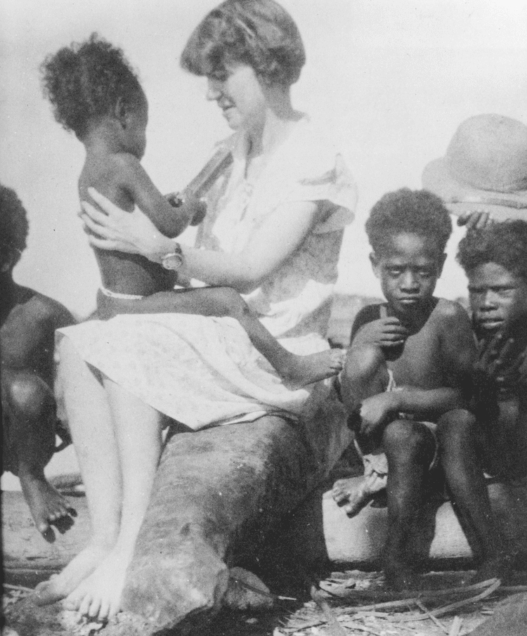 Маргарет Мид держит на руках ребёнка местных жителей Самоа во время экспедиции
