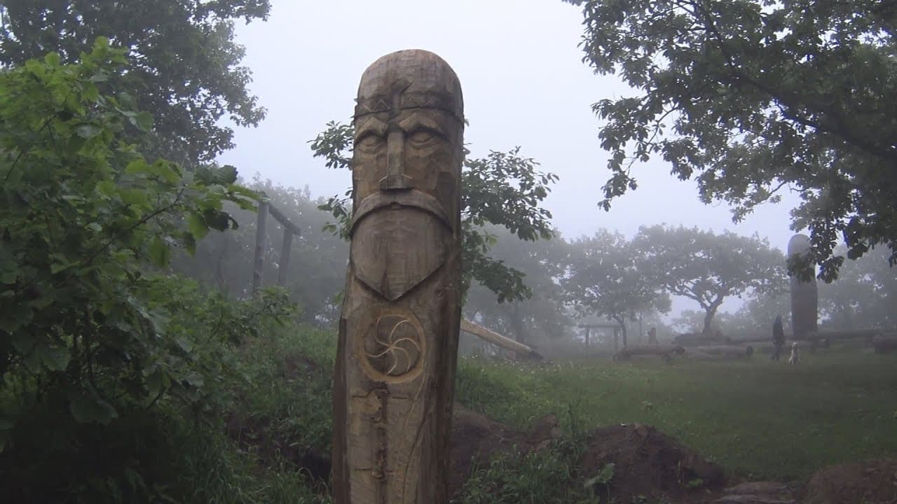 Деревянный идол Перуна в славянском святилище