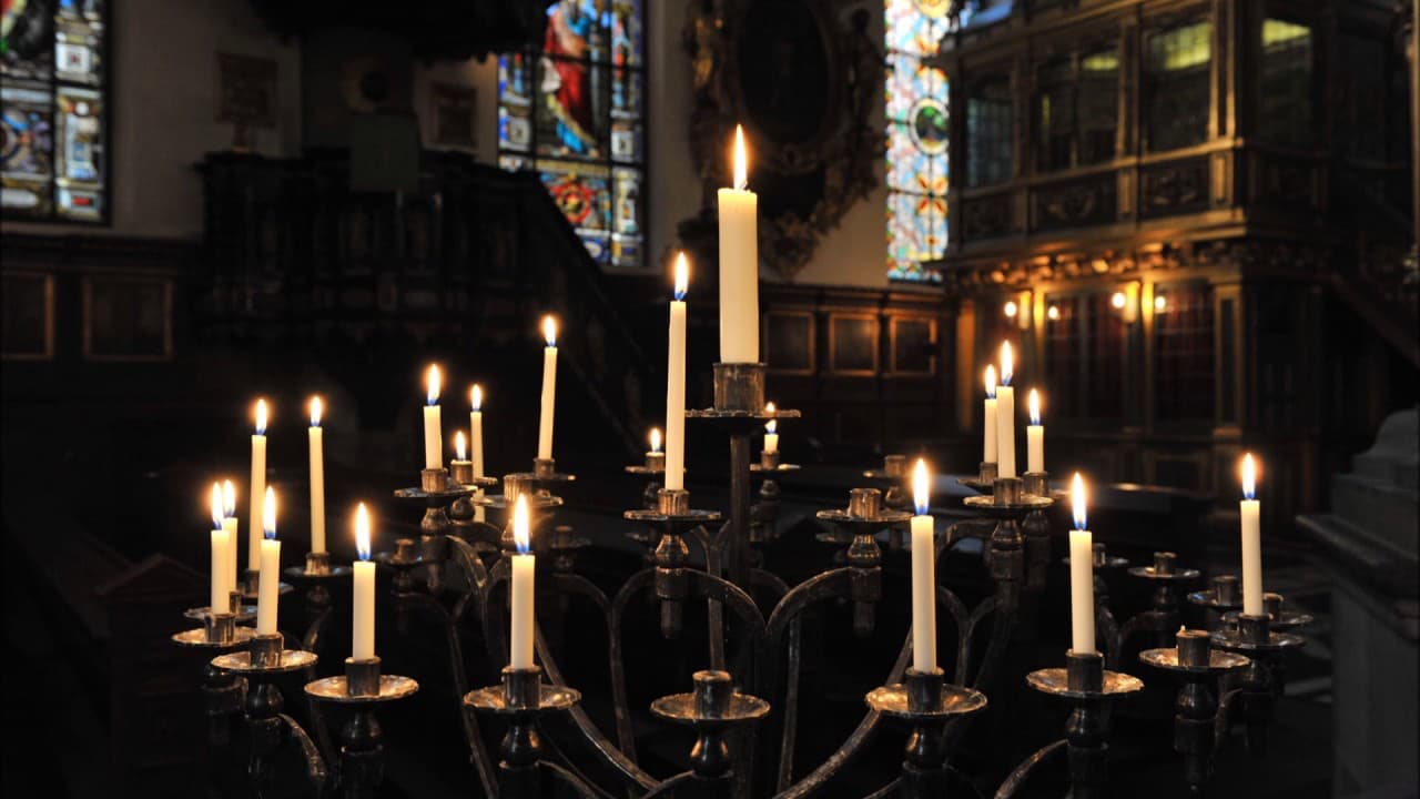Восковые свечи в средневековом соборе &mdash; алтарь с горящими свечами из пчелиного воска