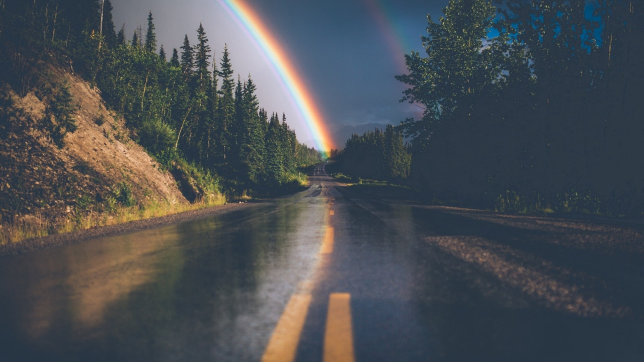 Мокрая дорога и радуга после дождя