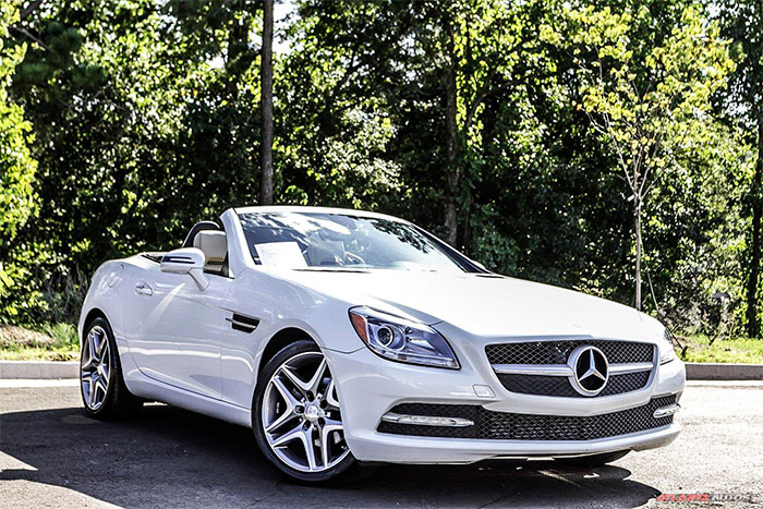 Белый кабриолет Mercedes-Benz SLK на улице