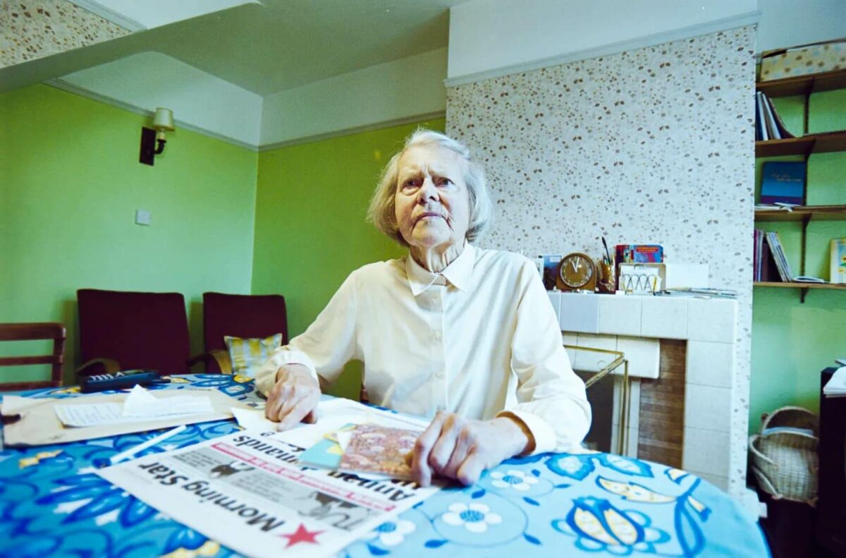 Мелита Норвуд с газетой Morning Star &mdash; открытая коммунистка и агент КГБ