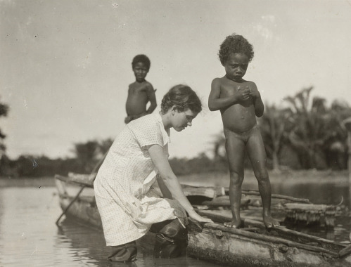 Маргарет Мид на архипелаге Туамоту во время полевых исследований