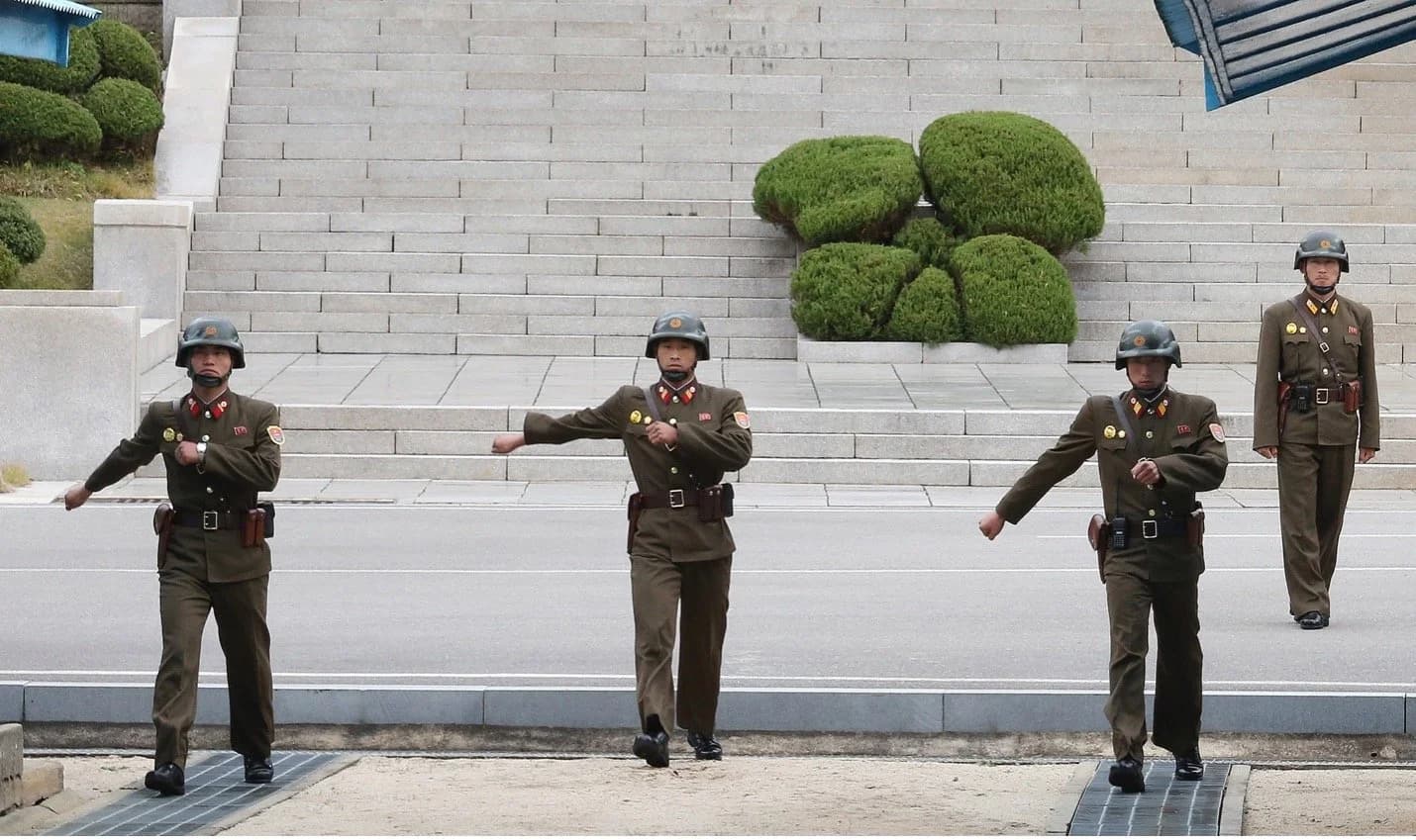 Северокорейские военнослужащие на церемониальном построении на широкой каменной лестнице, парад КНДР