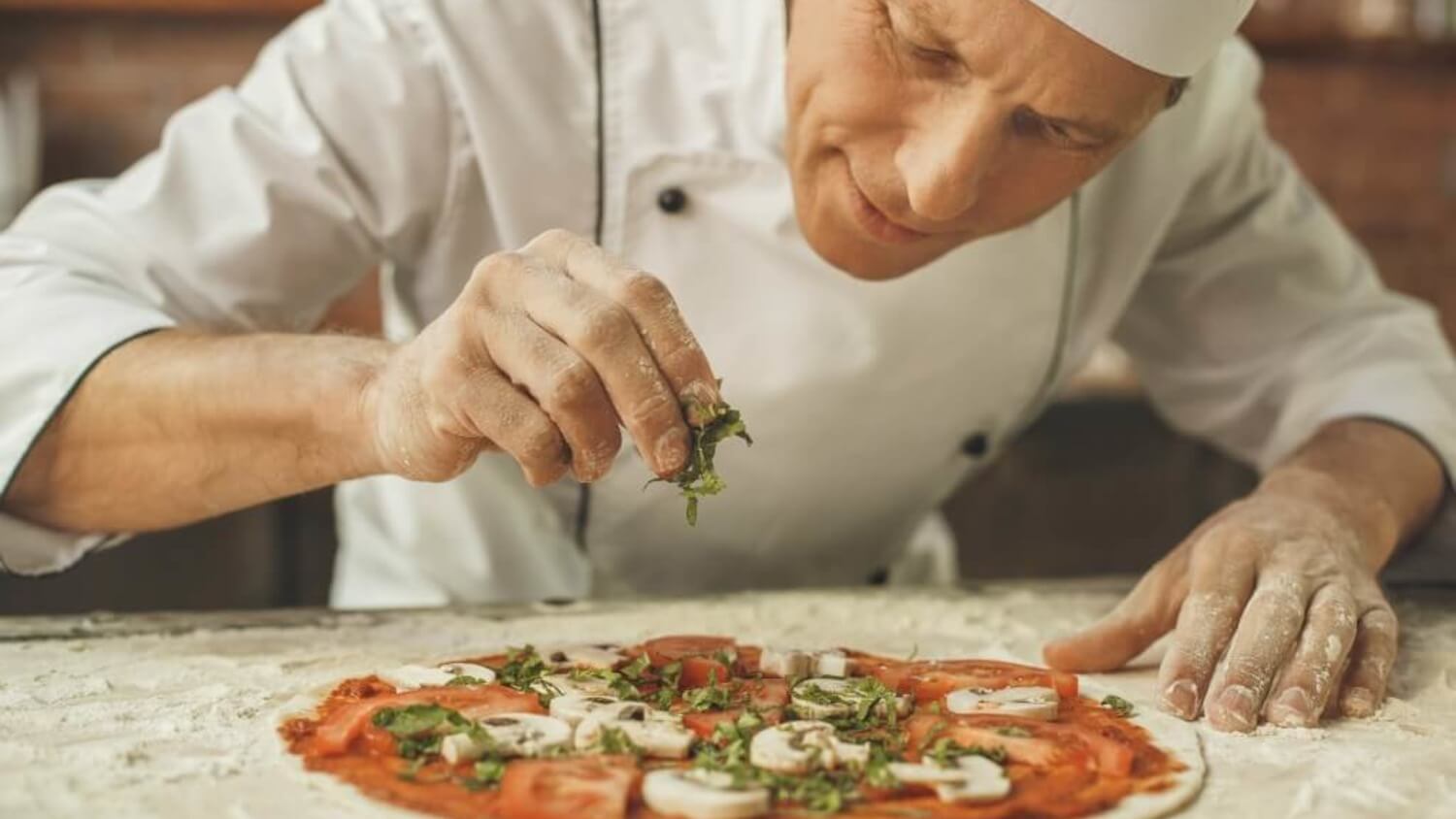 Пиццайоло за работой в дровяной печи готовит неаполитанскую пиццу