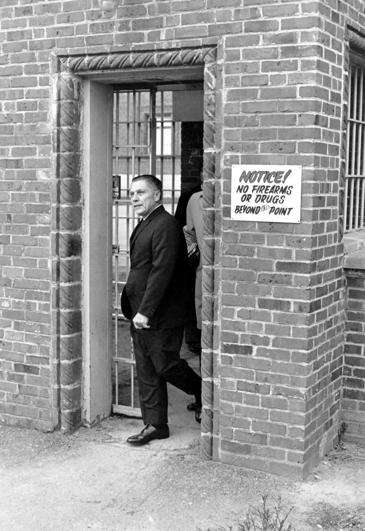 Джимми Хоффа выходит из тюрьмы Льюисберг после помилования, 23 декабря 1971 года.