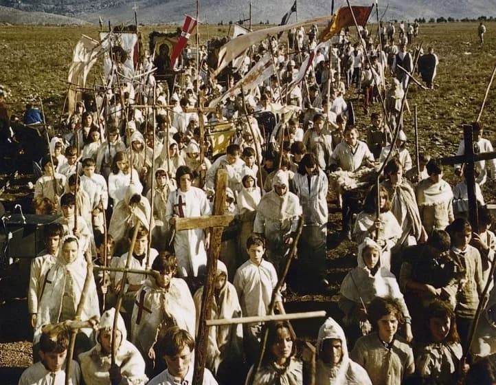 Дети-крестоносцы на марше &mdash; средневековая миниатюра, дети с деревянными мечами и крестами