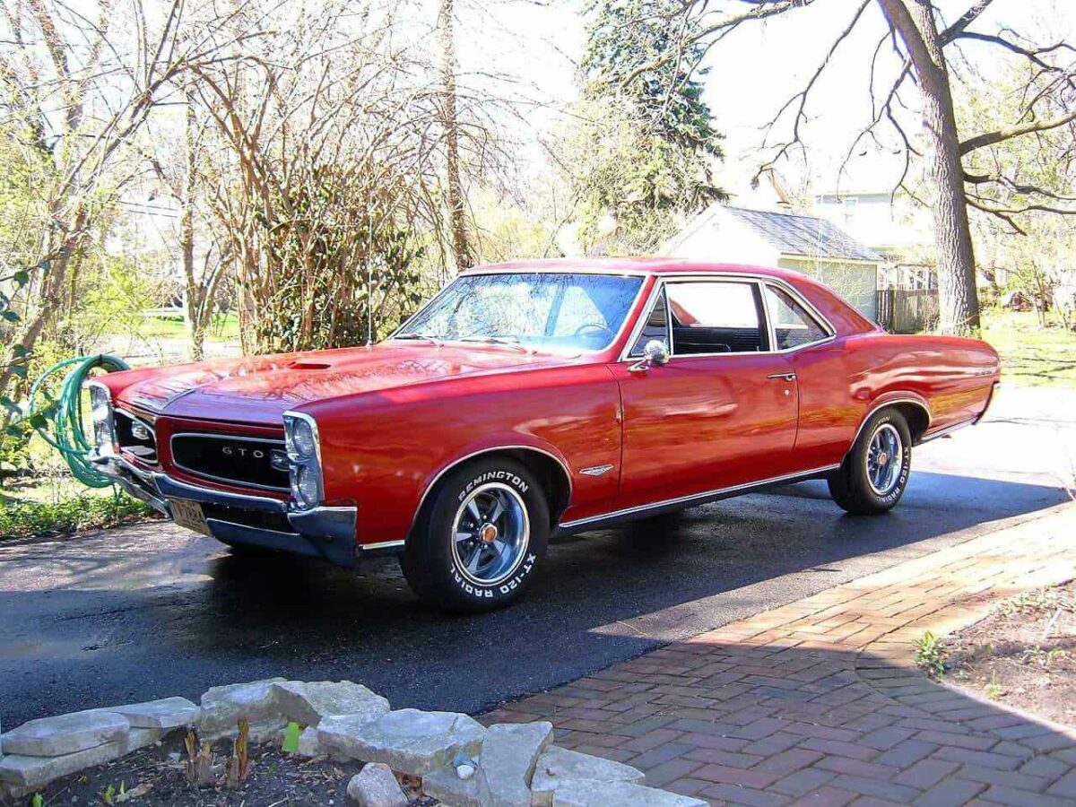 Pontiac GTO 1966 года красного цвета на выставке