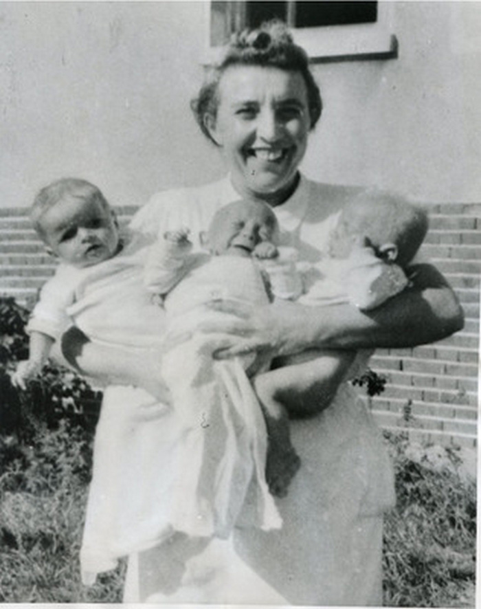 Гизелла Перл держит на руках трёх детей, которым помогла появиться на свет после войны