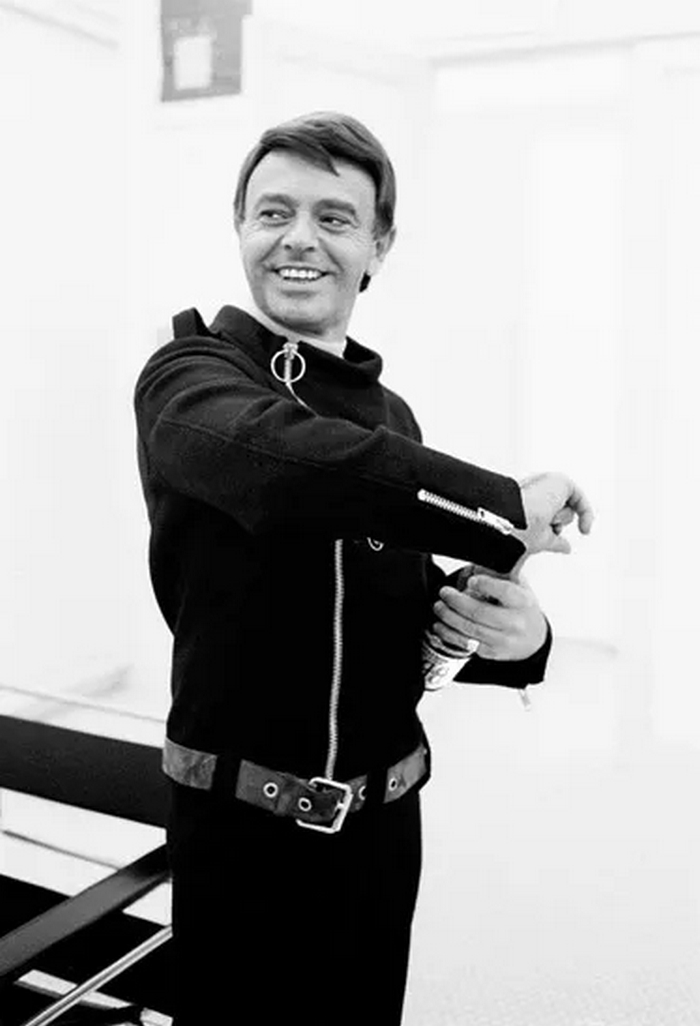 Руди Гернрайх демонстрирует куртку с застежками-молниями унисекс