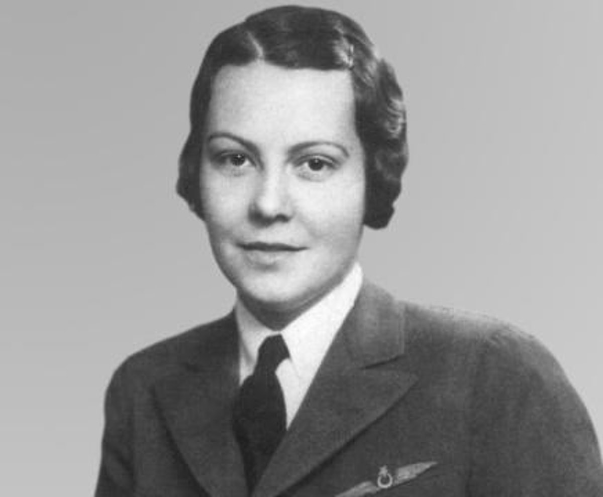 Портрет Сабихи Гёкчен в молодости в форме пилота с короткой стрижкой и уверенным взглядом