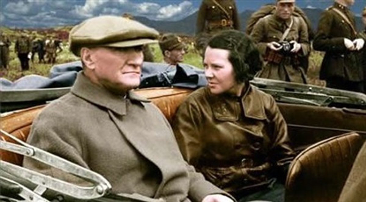 Сабиха Гёкчен рядом с Мустафой Кемалем Ататюрком в автомобиле