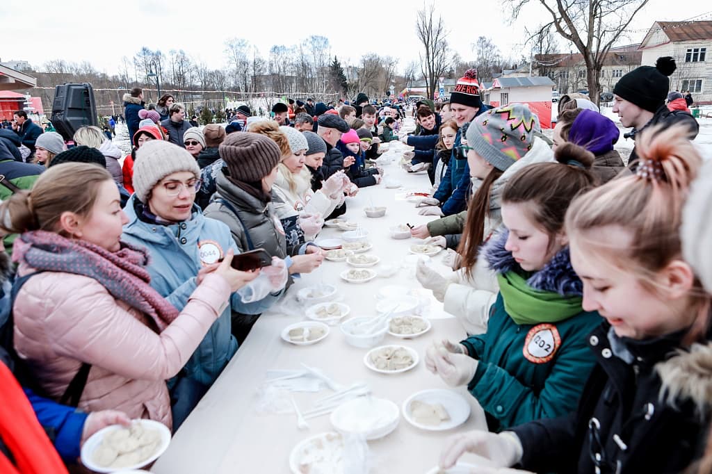 Массовая лепка пельменей в Солнечногорске 2019 &mdash; рекорд России, 1378 человек, более 10000 пельменей за 5 минут
