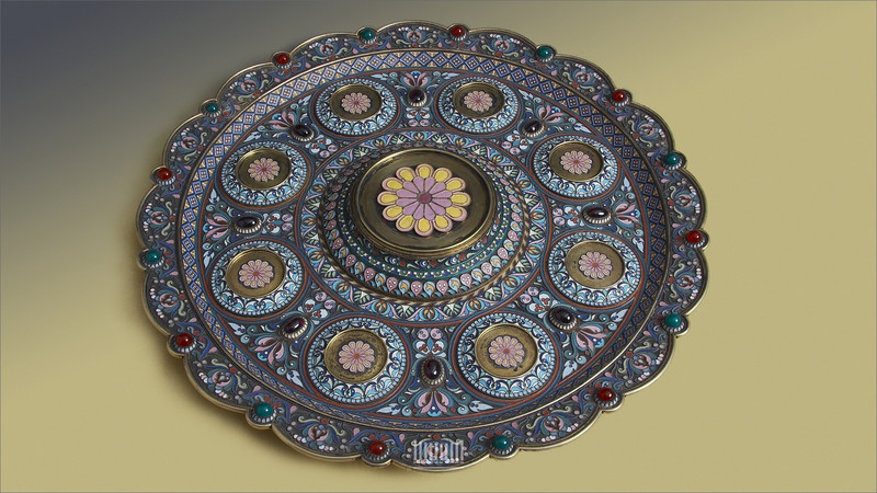 Серебряный поднос работы фабрики Овчинникова с растительными орнаментами и позолотой