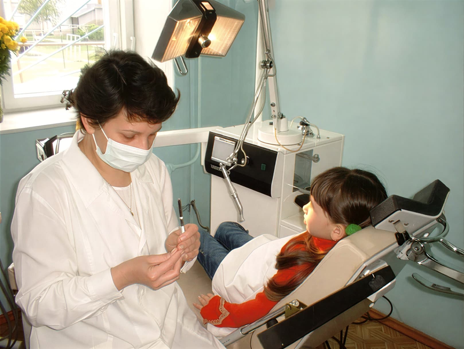 Советский школьный стоматологический кабинет 1980-х годов с ребенком в кресле