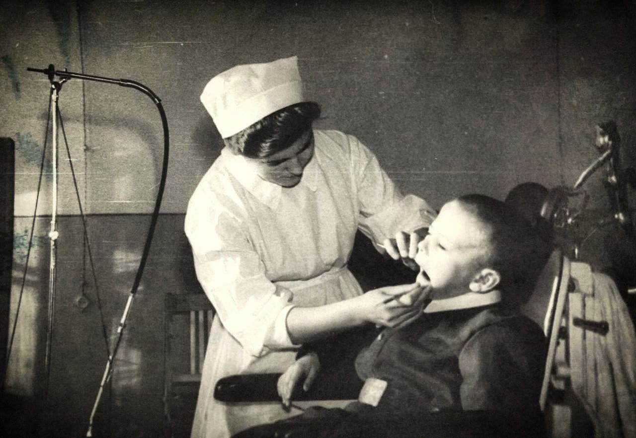 Мальчик в советской школьной форме у стоматолога 1950-е