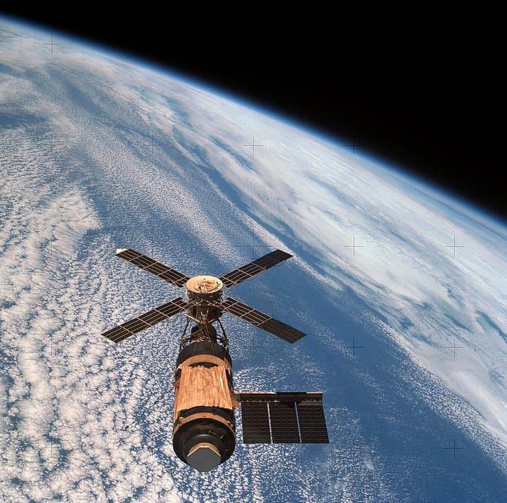 Орбитальная станция Skylab на фоне Земли космос NASA