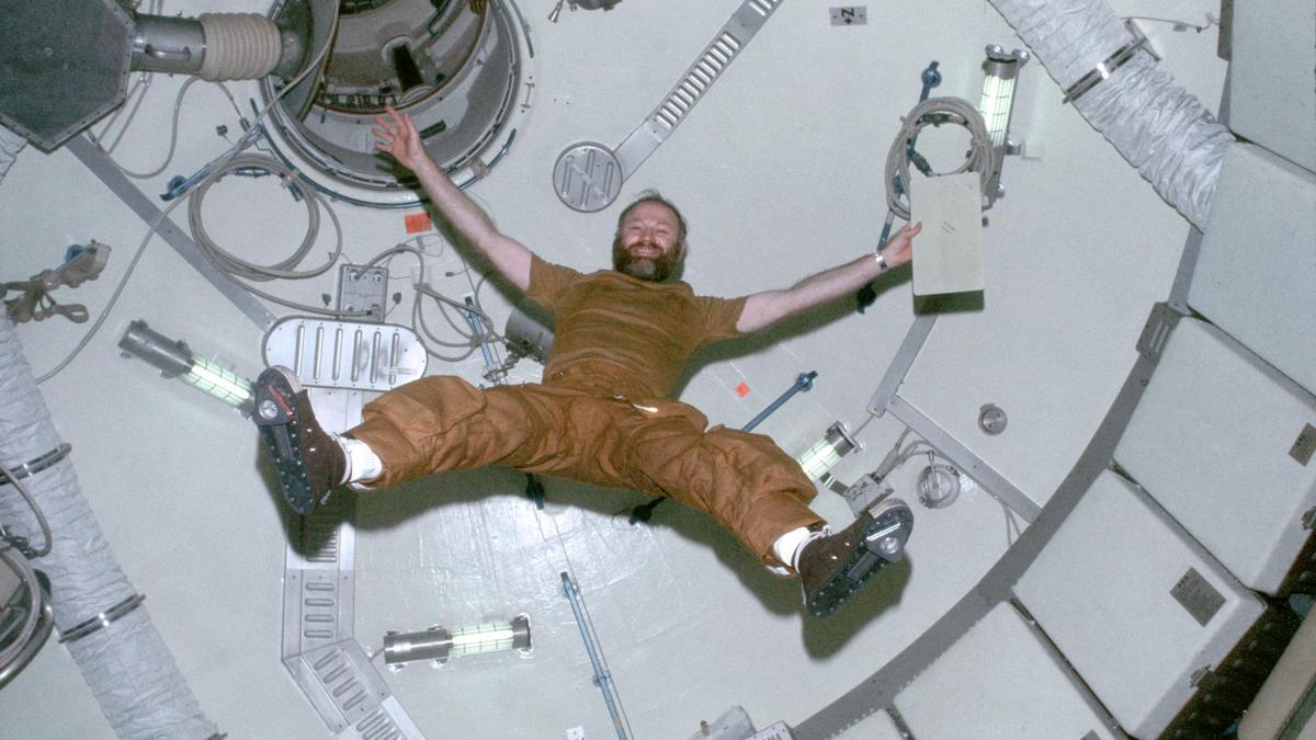 Экипаж Skylab-4 на орбитальной станции 1973 год забастовка космонавтов