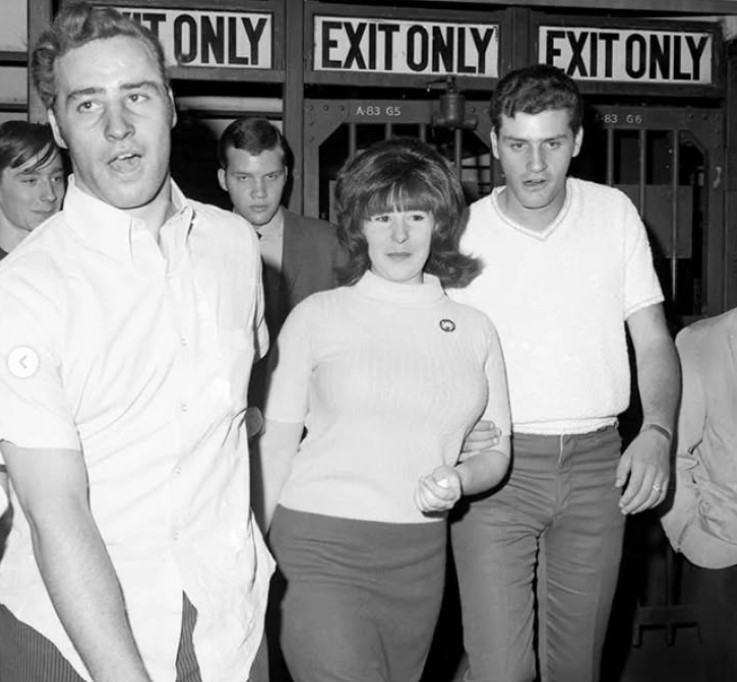 Франсин Готтфрид в окружении поклонников бюстовая паника 1968