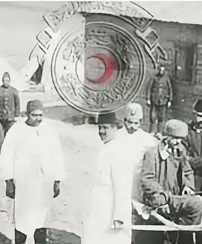 Зеботтендорф в центре с османскими офицерами в госпитале