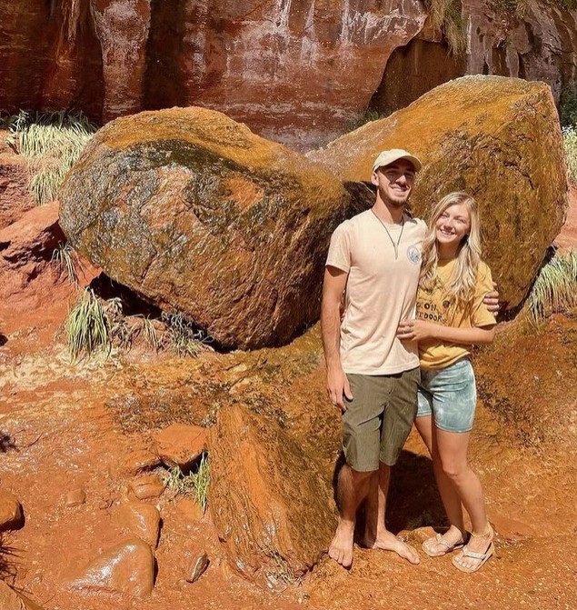 Селфи Габби Петито и Брайана Лондри на фоне скал Монумент Рокс в Канзасе