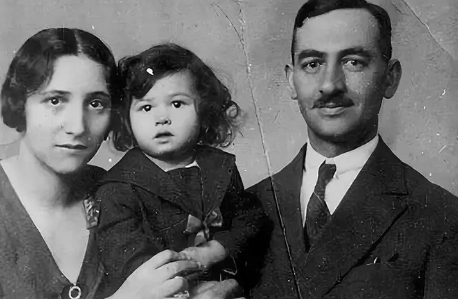 Гизелла Перл с мужем Эфраимом Крауссом и дочерью до депортации в Освенцим