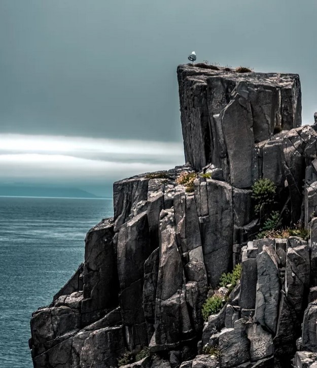 Горный обрыв у берега моря — символ альпийского развода как культурного феномена